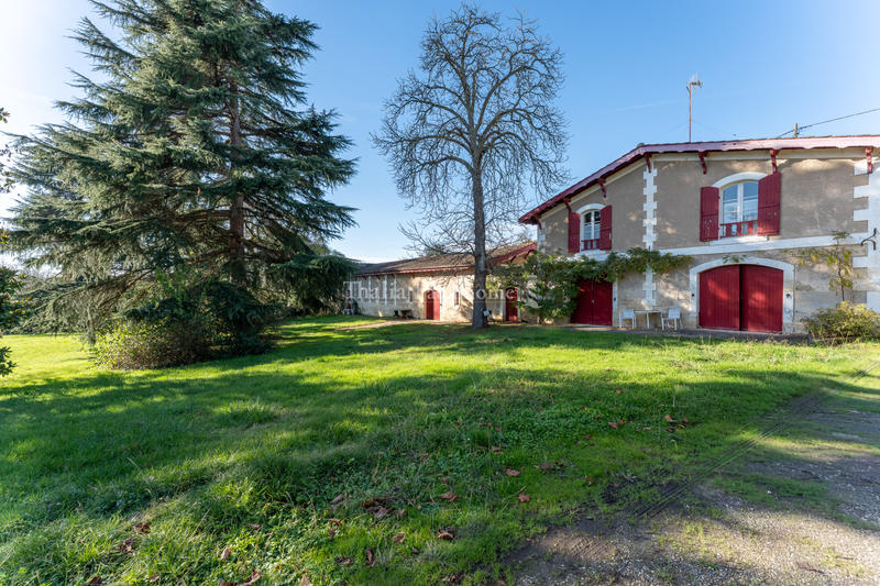 Propriété - 250 m² - 8 pièces