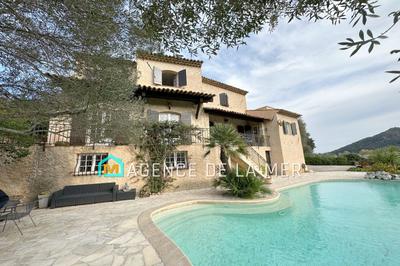 Maison - 210 m² - 6 pièces