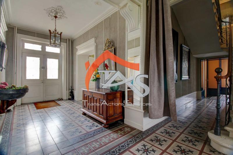 Maison - 374 m² - 10 pièces