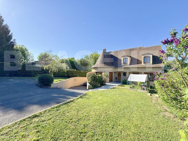 Maison - 243 m² - 8 pièces