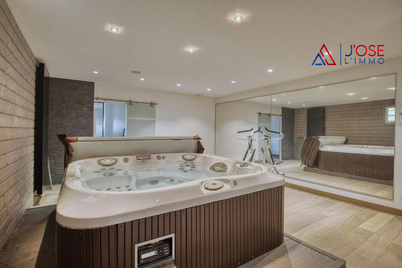 Maison contemporaine - 270 m² - 10 pièces