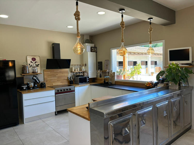 Maison - 220 m² - 6 pièces