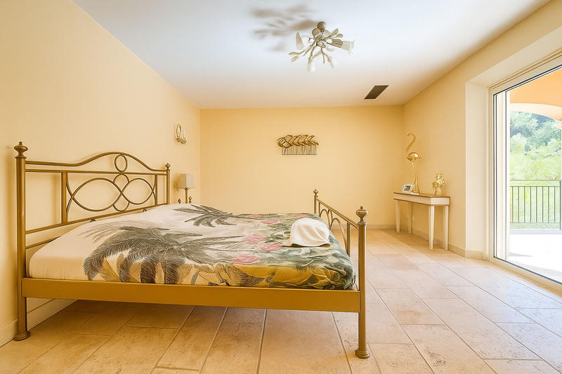 Maison - 230 m² - 6 pièces