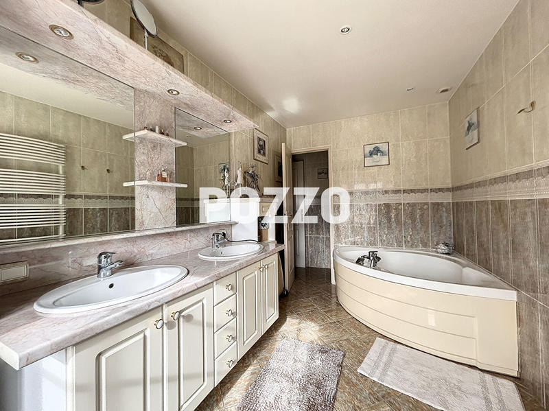 Maison - 248 m² - 9 pièces