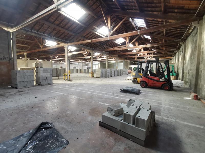 Entrepôt - 2 200 m² - 1 pièce