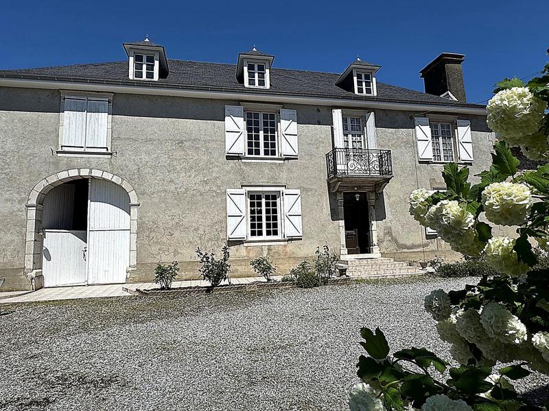 Maison - 281 m² - 10 pièces