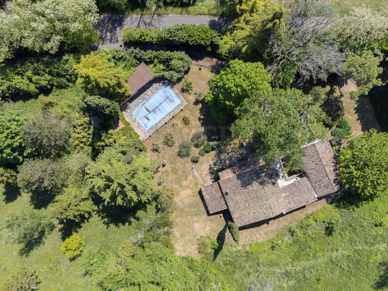 Propriété - 210 m² - 6 pièces