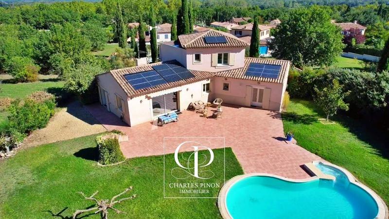 Villa - 289 m² - 9 pièces