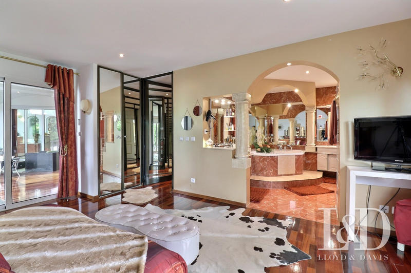 Maison contemporaine - 574 m² - 12 pièces