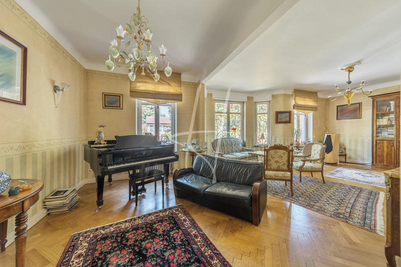 Maison - 257 m² - 10 pièces