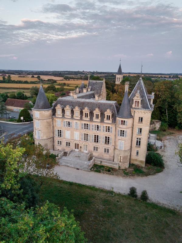 Château - 4 200 m² - 72 pièces