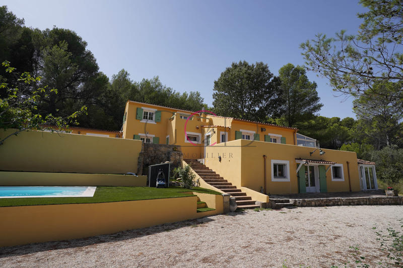 Villa - 235 m² - 9 pièces