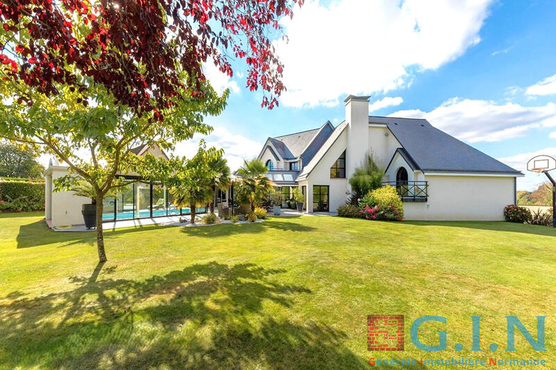 Maison - 380 m² - 10 pièces