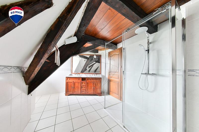 Maison - 243 m² - 7 pièces