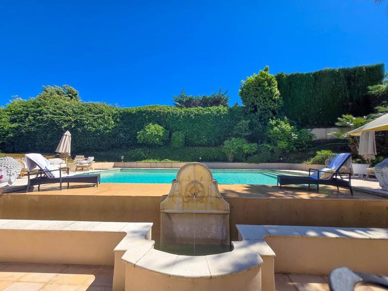 Villa - 329 m² - 6 pièces