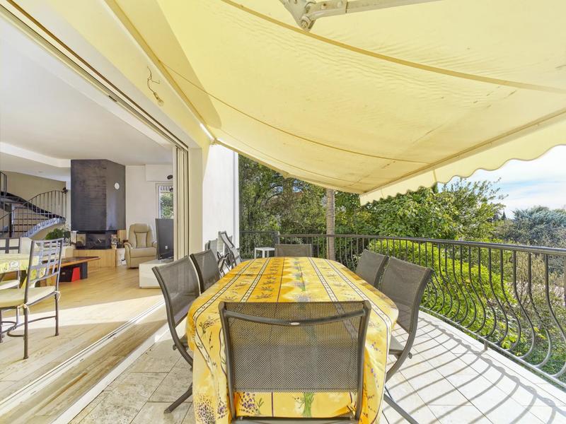 Villa - 215 m² - 6 pièces