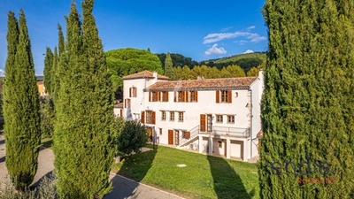 Maison - 258 m² - 7 pièces