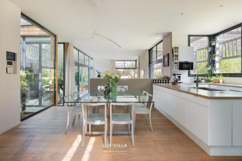 Villa - 295 m² - 10 pièces