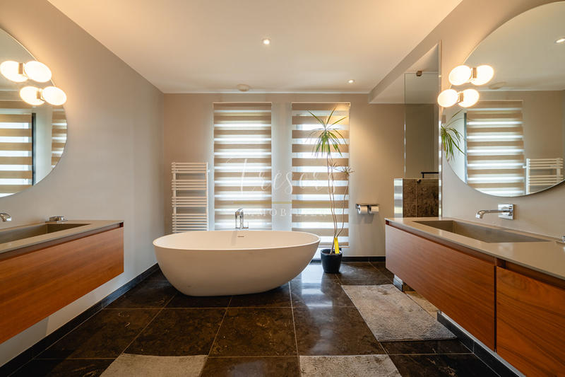 Maison - 310 m² - 9 pièces