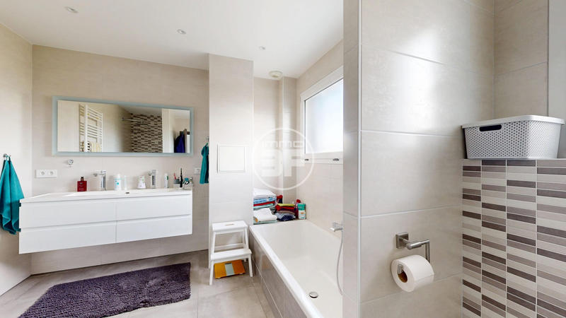 Maison - 222 m² - 7 pièces