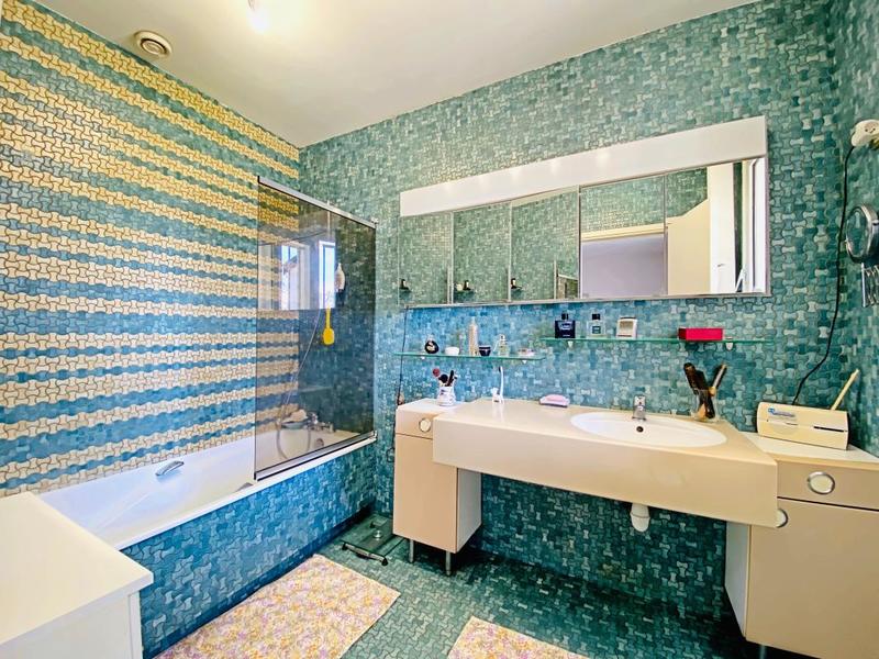 Maison - 230 m² - 8 pièces