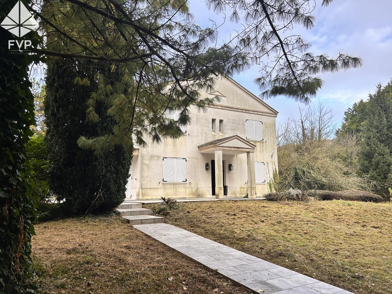 Maison - 246 m² - 7 pièces