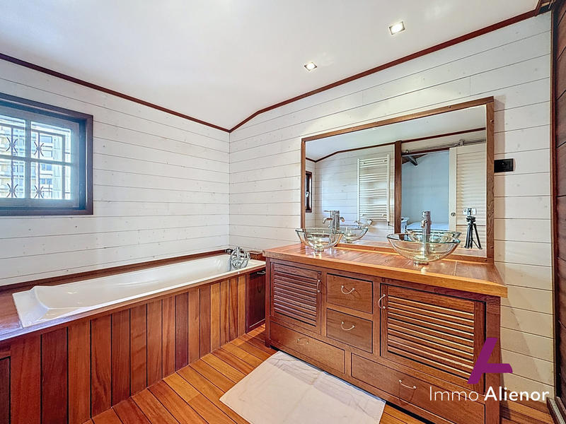 Maison - 188 m² - 9 pièces