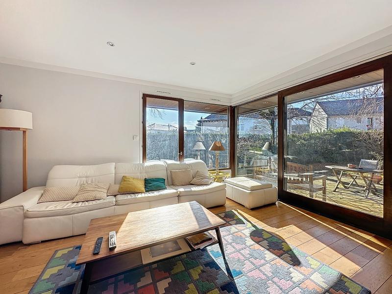 Maison - 220 m² - 9 pièces