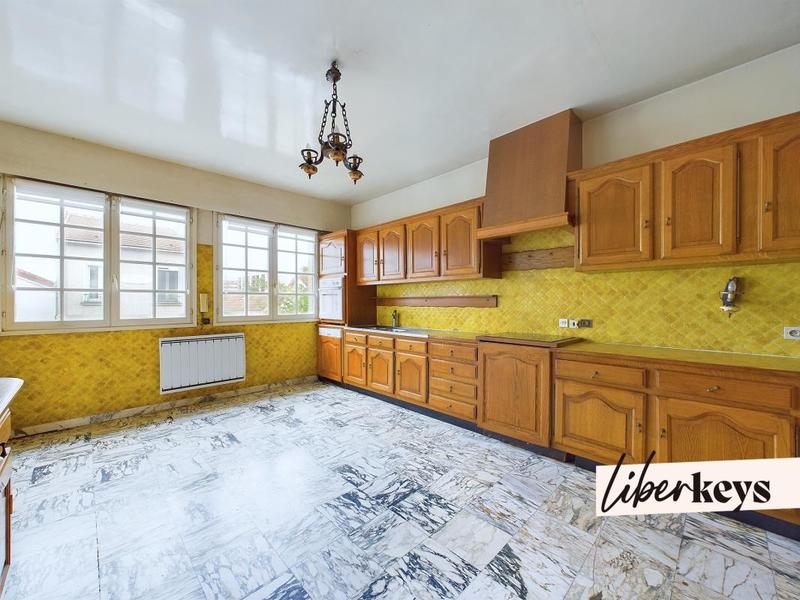 Maison - 284 m² - 10 pièces