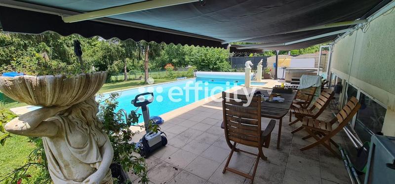 Maison - 270 m² - 10 pièces