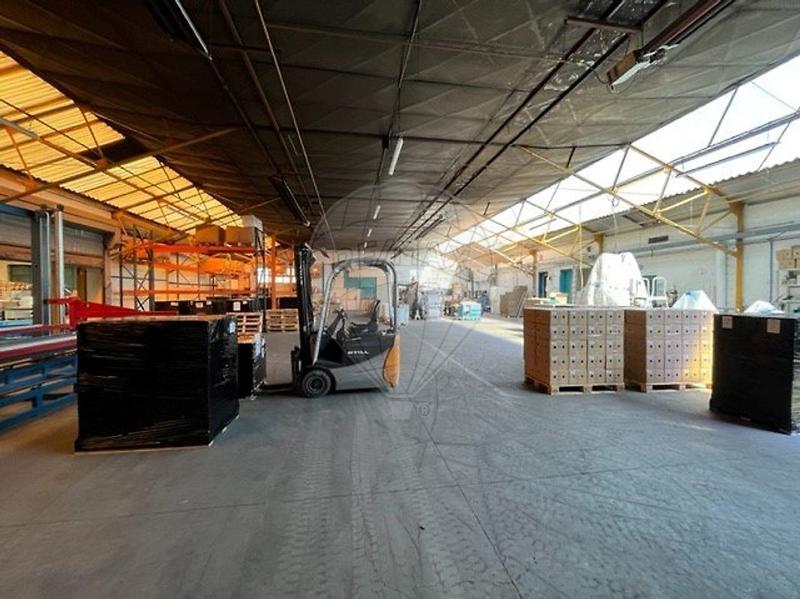 Local commercial - 2 550 m² - 1 pièce