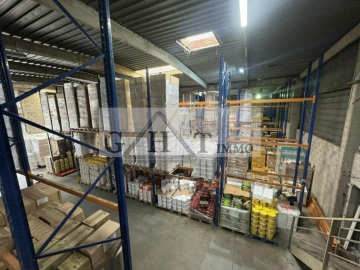 Entrepôt - 3 244 m²