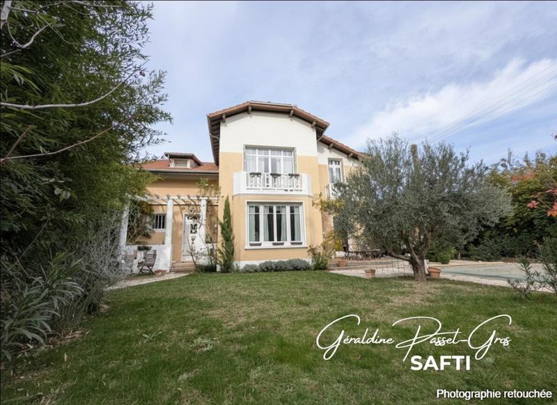 Maison - 220 m² - 8 pièces