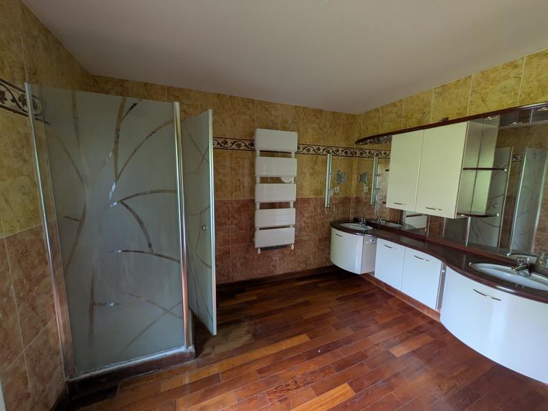 Propriété - 230 m² - 10 pièces
