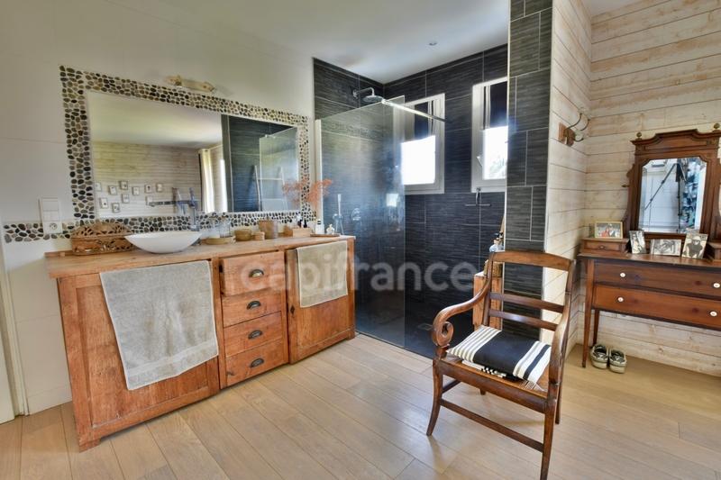 Maison - 227 m² - 8 pièces