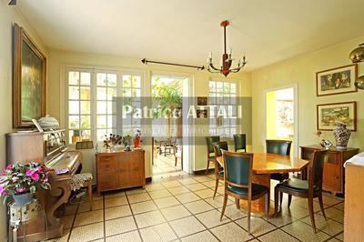 Maison - 420 m² - 12 pièces