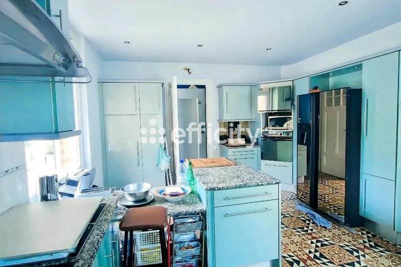 Propriété - 255 m² - 10 pièces