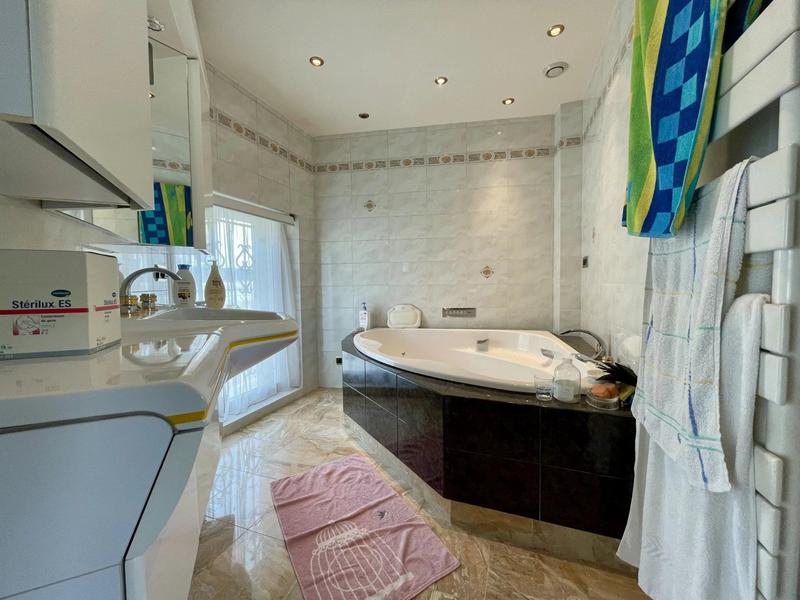 Maison - 223 m² - 7 pièces