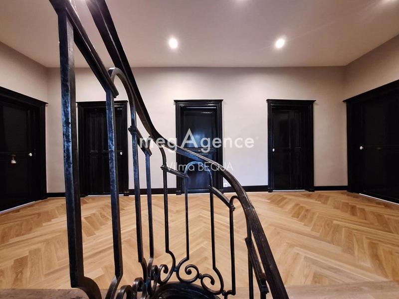 Maison - 285 m² - 8 pièces