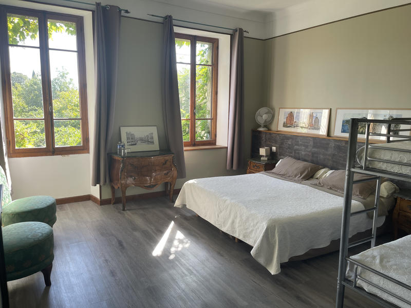 Propriété - 900 m² - 14 pièces