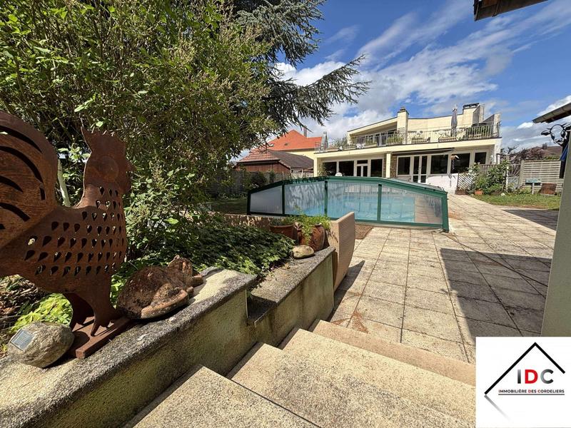 Maison - 418 m² - 10 pièces