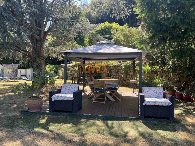 Propriété - 250 m² - 11 pièces