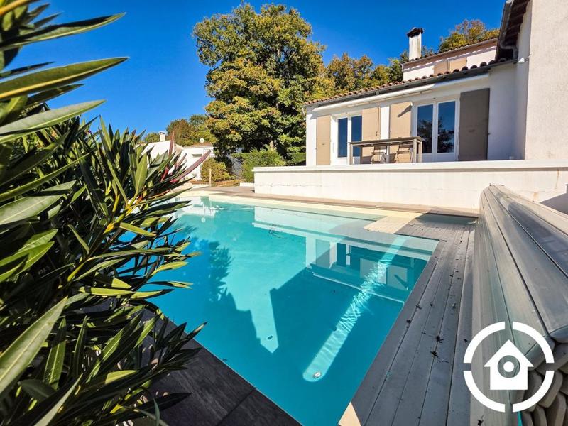 Maison - 212 m² - 8 pièces