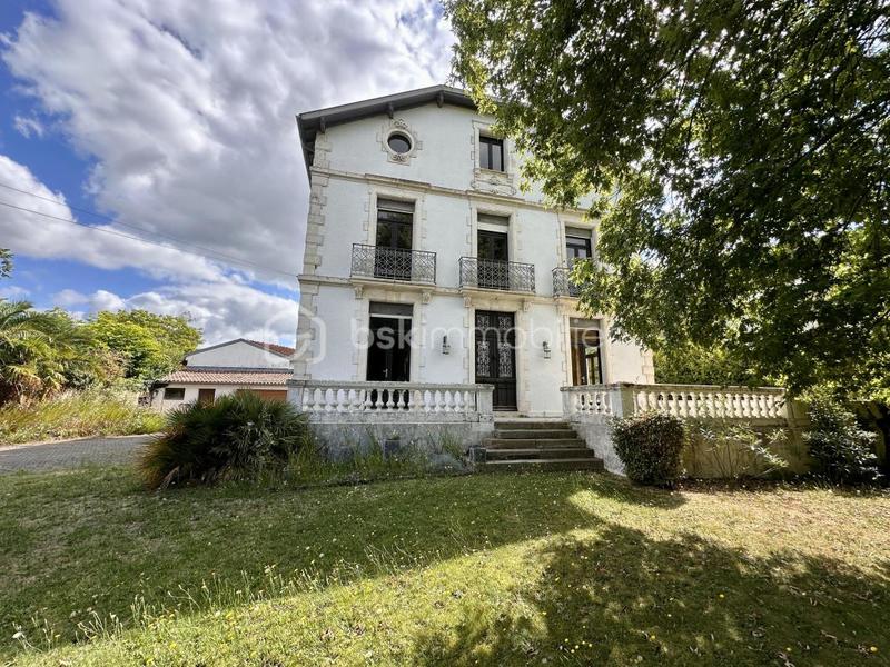 Demeure - 298 m² - 12 pièces