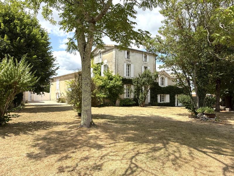 Maison - 247 m² - 8 pièces