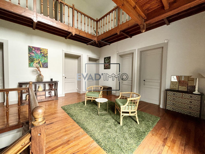 Maison - 325 m² - 10 pièces