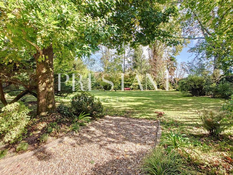 Maison - 415 m² - 10 pièces