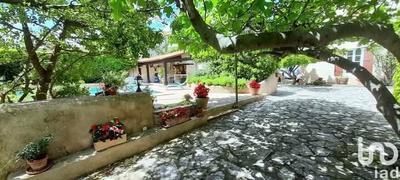 Maison - 330 m² - 10 pièces