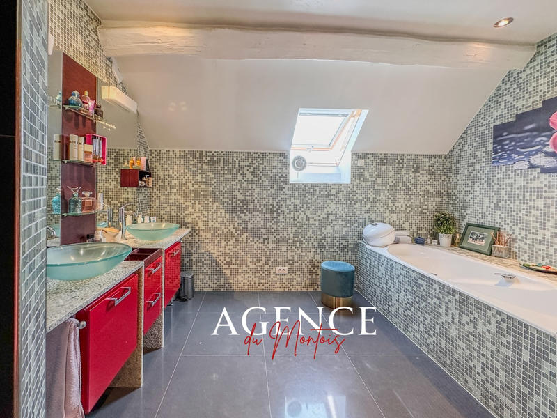 Maison - 232 m² - 7 pièces