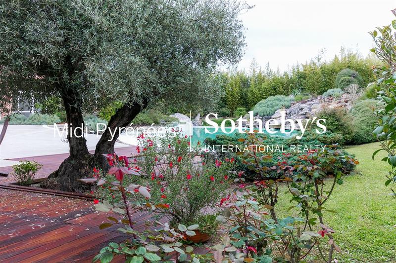 Maison - 850 m² - 10 pièces